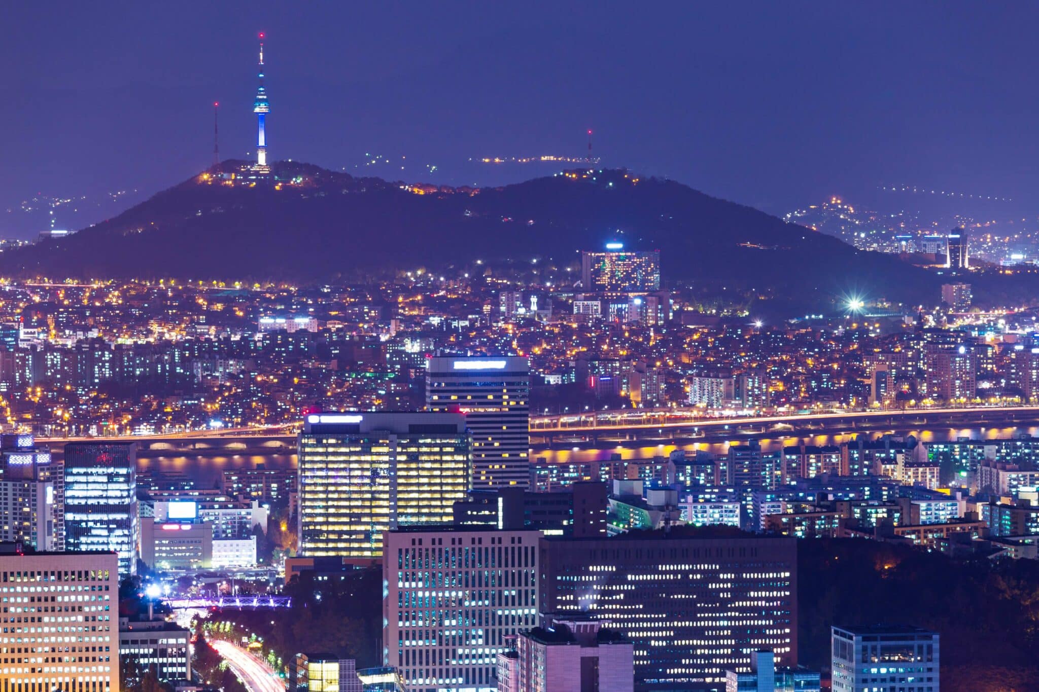 Seoul photographiée la nuit depuis les airs lors de notre Learning expédition